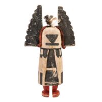 Figura Kachina Angwusnasomtaka (Crow Mother), Hopi, Arizona - EUA, séc. XX, madeira, pigmentos, têxteis, penas, 20x35x8cm – Ref CCT25-025