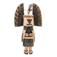 Figura Kachina Angwusnasomtaka (Crow Mother), Hopi, Arizona - EUA, séc. XX, madeira, pigmentos, penas, 19x34x8cm – Ref CCT25-026 [INDISPONÍVEL / UNAVAILABLE]