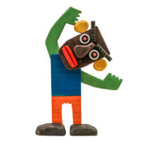 O Ispreguissa, Idalécio, 2024-03-07, Águeda, madeira, tintas, objectos diversos, 40x24x10cm – Ref CCID25E-045