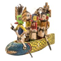 Barco com 6 figuras Kachina, Hopi, Arizona - EUA, séc. XX, madeira, pigmentos, penas, 48x31x20cm – Ref CCT25-023