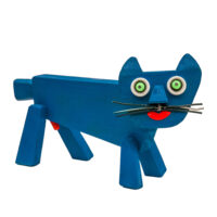 Gato Azul d’Olhos Verdes, Idalécio, 2025, Águeda, madeira, tintas, objectos diversos, 33x20x22cm – Ref CCID25E-055