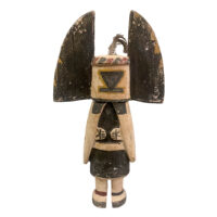 Figura Kachina Angwusnasomtaka (Crow Mother), Hopi, Arizona - EUA, séc. XX, madeira, pigmentos, penas, 20x33x8cm – Ref CCT25-030